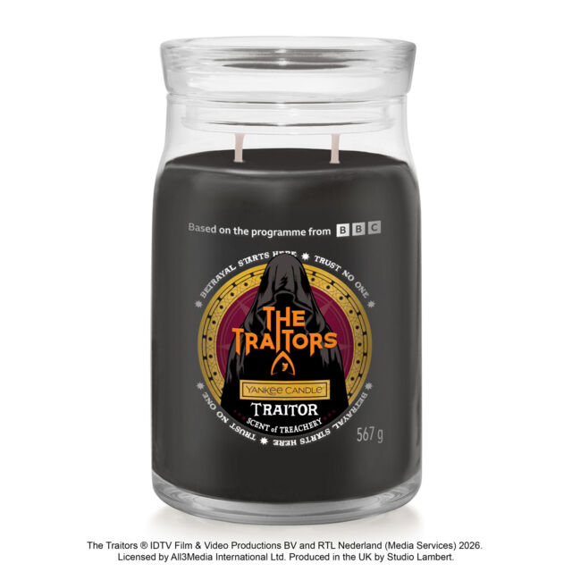 The Traitors: Traitor Candle Signature Large Jar Candle Yankee Candle, White - Woody - image 1