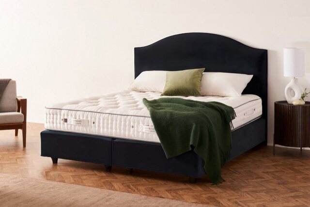 Vi Spring Renaissance Vispring Renaissance Mattress and Divan Set by And So To Bed | ufurnish.com