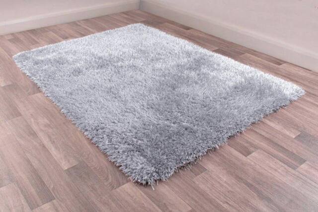 Celebrity Interiors Boston Plain Silver Rug in Grey - Size: 133 cm x ...