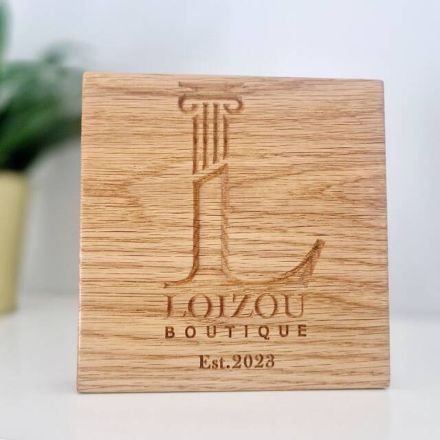 Plaque de bureau en chêne gravée personnalisée par Oakdene Designs