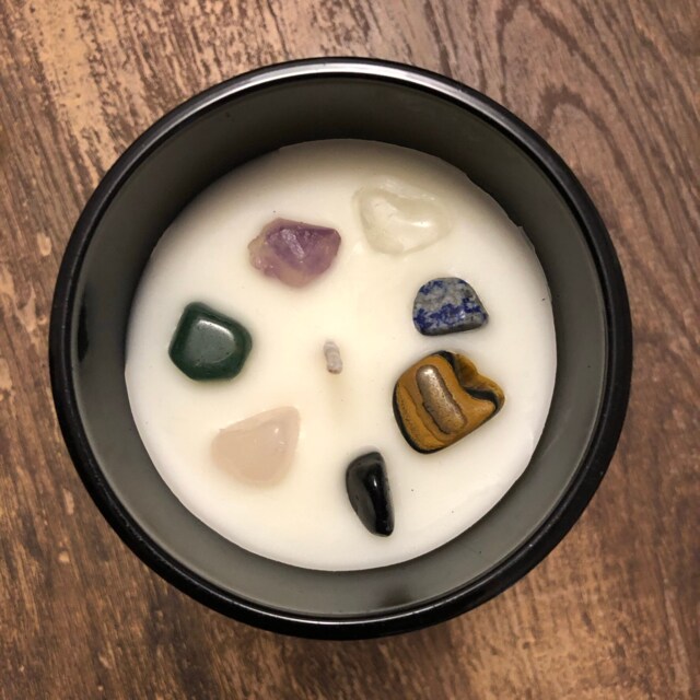 Sandalwood & Musk Scented Candle Infused With The Seven Chakra Crystals ...