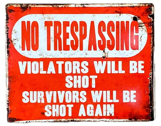 Divertente cartello in metallo con scritta No Trespassing, Violators