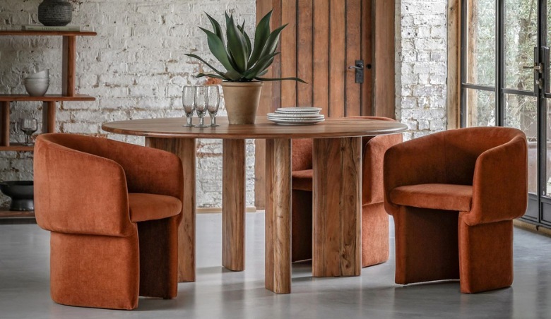Otello's Home Dining table and chairs